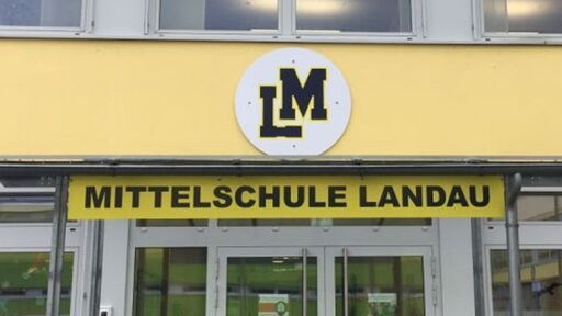 Schullogos vor den Haupteingängen