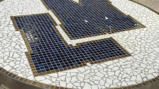 Gefliester Rundtisch in der Aula