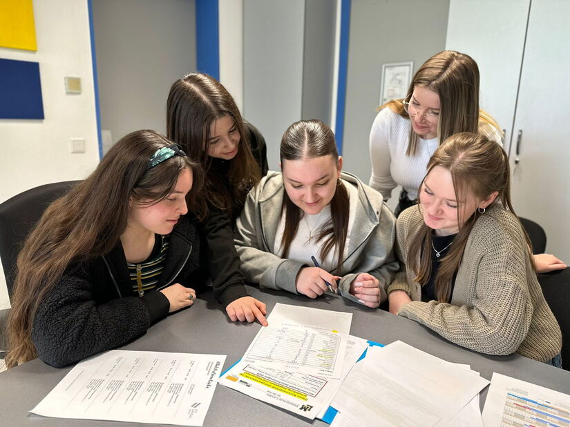 Einige Tutorinnen aus den M10 besprechen die Einsatzplanung.