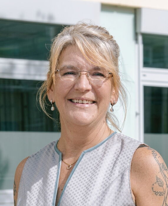 Beatrix Oeser, Verwaltungsangestellte